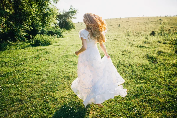 Woman running in the meadow — Stock Photo, Image