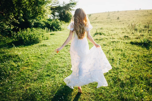 Vrouw uitgevoerd in de weide — Stockfoto