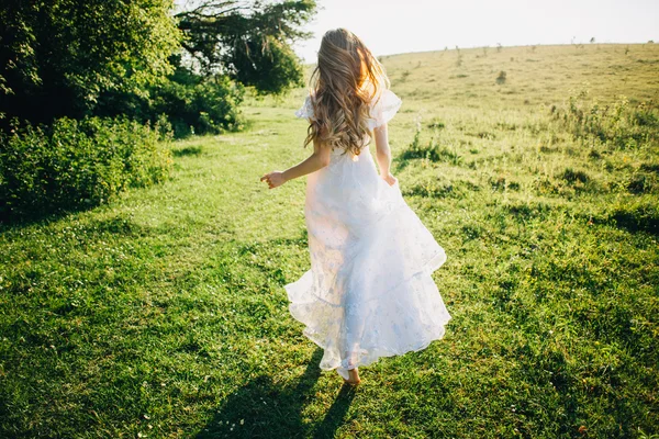 Woman running in the meadow — Stock Photo, Image