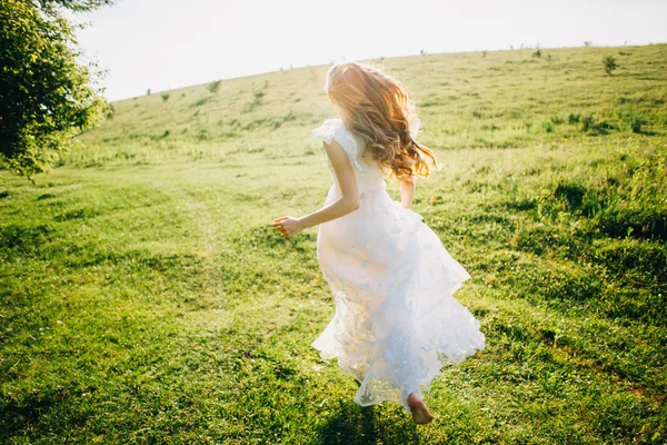 Femme courant dans la prairie — Photo