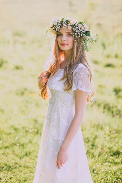 Frau im weißen Kleid auf der Wiese — Stockfoto