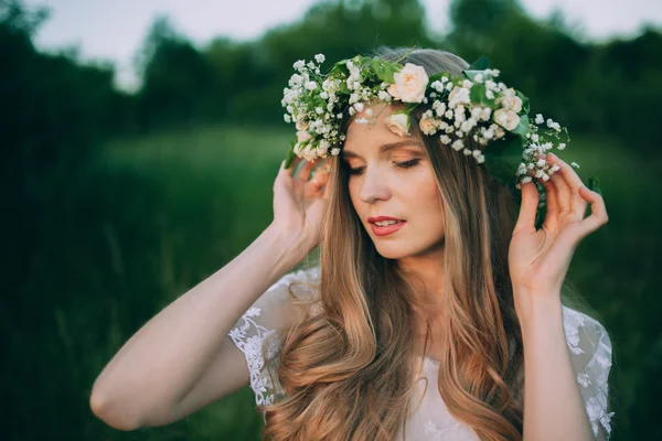 Sposa in fiori rustici corona — Foto Stock