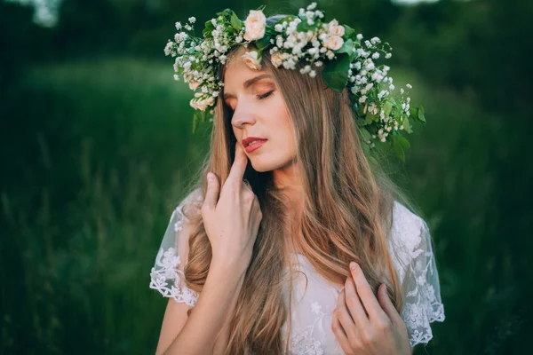 Bruden i rustik blommor krans — Stockfoto