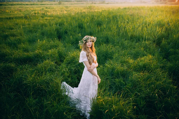 Woman in a white dress in the meadow — Stock Photo, Image