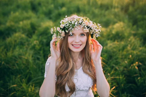 Nevěsta v rustikální květiny věnec — Stock fotografie
