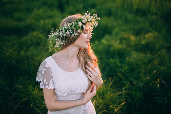 Bride in rustic flowers wreath