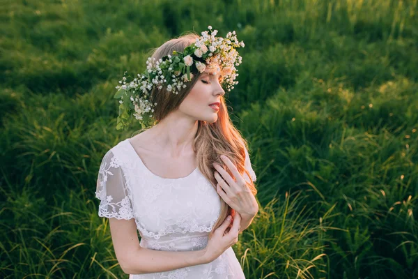 Bride in rustic flowers wreath — Stock Photo, Image