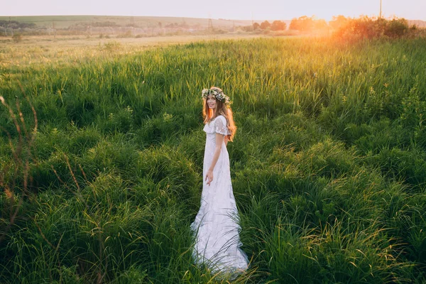 Mulher de vestido branco no prado — Fotografia de Stock