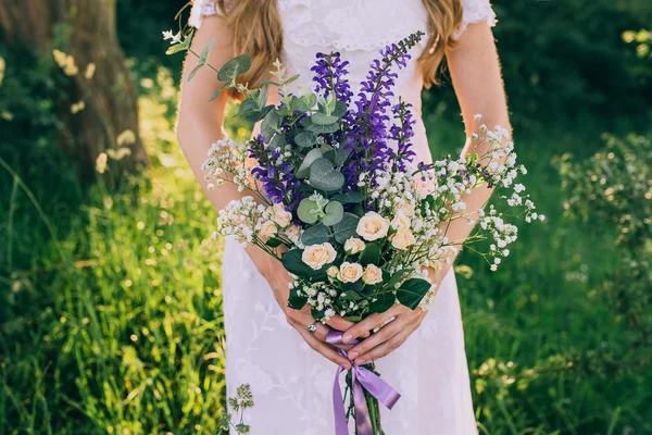 Mariée avec bouquet rustique — Photo