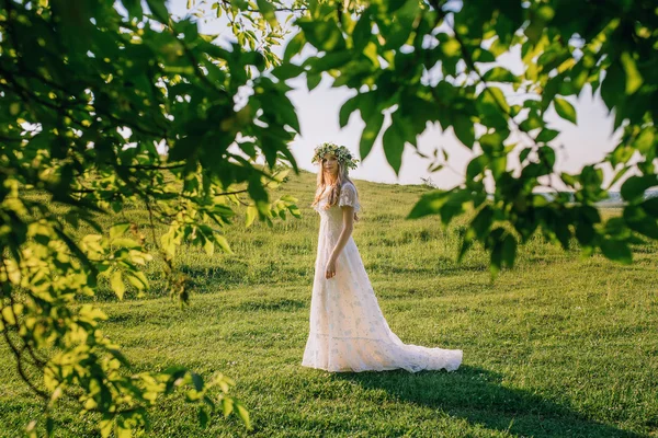 Mujer vestida de blanco bajo el árbol — Foto de Stock