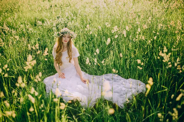 Woman in sitting in the meadow — Stock Photo, Image