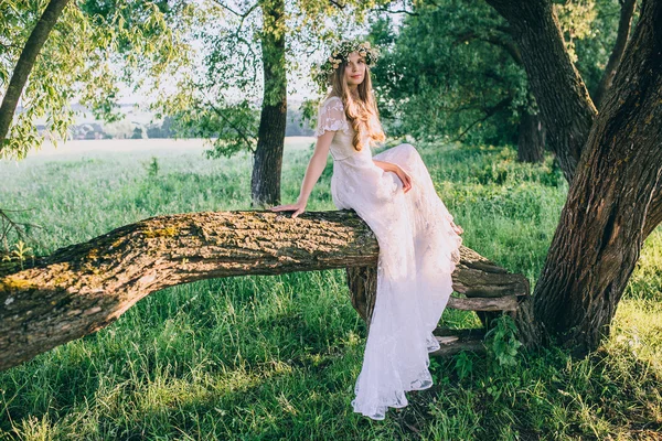 Bruid zitten op een boomtak — Stockfoto