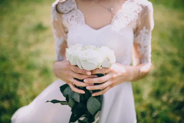 Bouquet nelle mani della sposa — Foto Stock