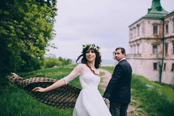 Newlyweds by the old castle — Stock Photo, Image