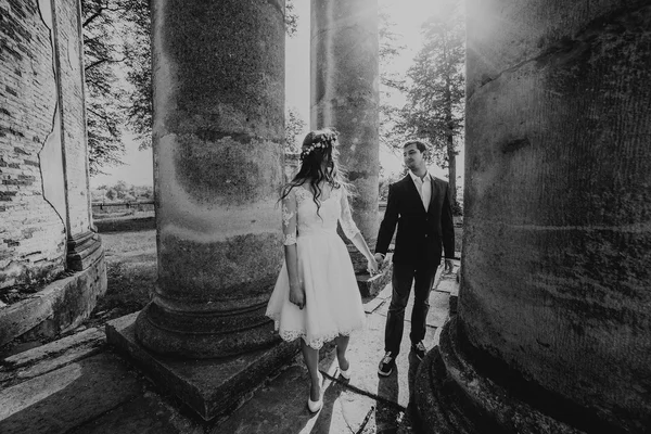 Recém-casados perto do velho palácio — Fotografia de Stock