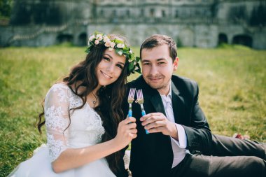 Çift tarafından eski kale kutluyor