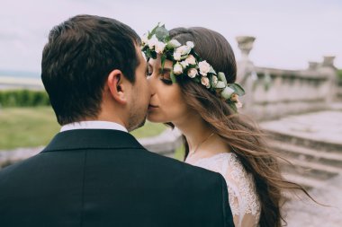 Yeni evliler tarafından eski kale öpüşme