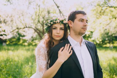 Yeni evli bir düğün yürüyüş