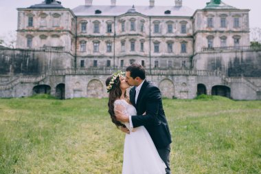 Yeni evliler tarafından eski kale öpüşme