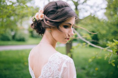 Bir yolda şık gelin