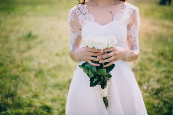 Bouquet Dans les mains de la mariée — Photo