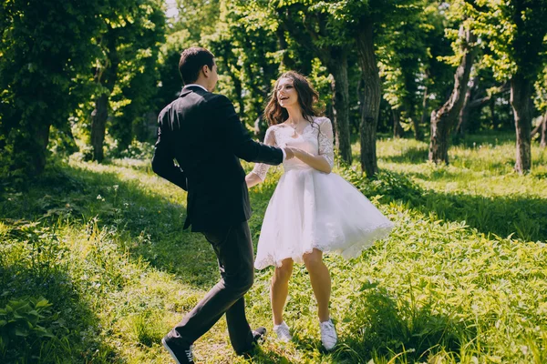 Recém-casados se divertindo — Fotografia de Stock