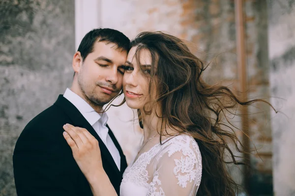 Sposa e sposo abbracciare — Foto Stock