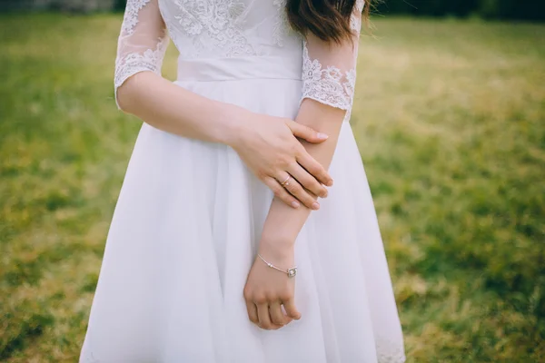 Невеста нежно держит руку. — стоковое фото