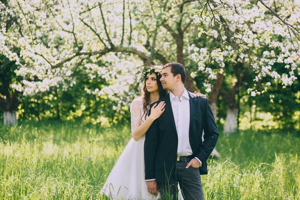 Recién casados en un paseo de bodas —  Fotos de Stock
