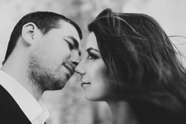 Bruden och brudgummen omfamning — Stockfoto