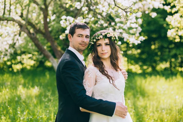 Recém-casados em uma caminhada de casamento — Fotografia de Stock