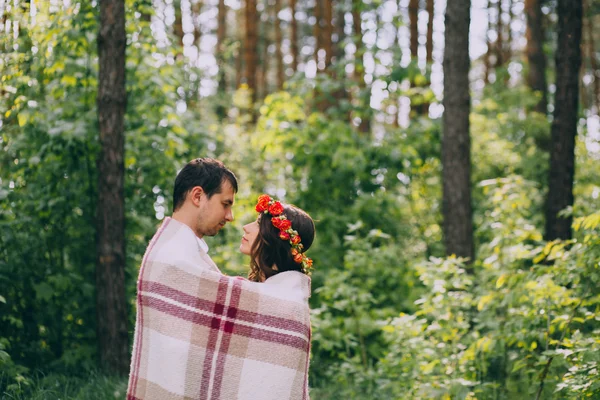 Recém-casados em um passeio na floresta — Fotografia de Stock