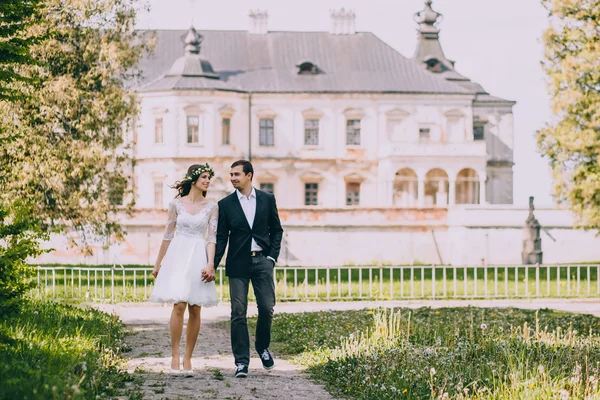 Recém-casados perto do velho castelo — Fotografia de Stock