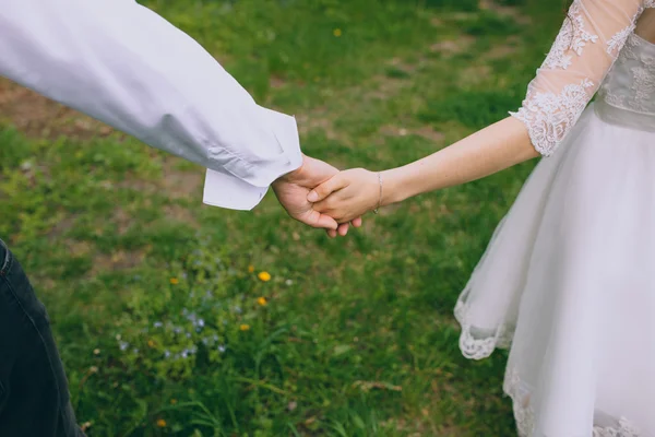 Casal de mãos dadas — Fotografia de Stock