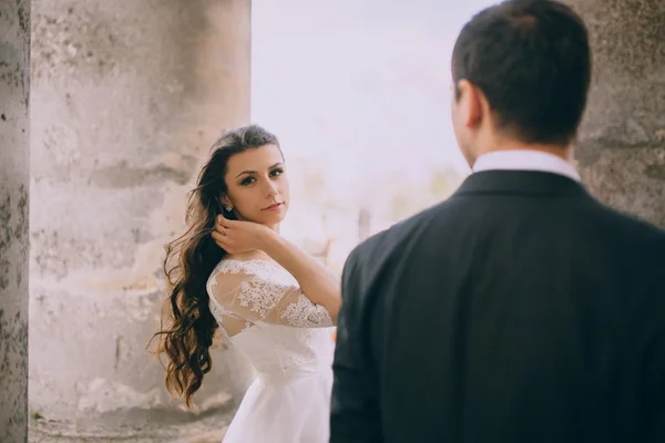 Newlyweds by the old palace — Stock Photo, Image