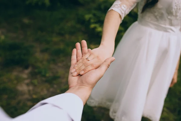 Пара, тримаючись за руки — стокове фото