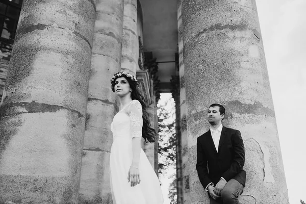 Newlyweds by the old palace — Stock Photo, Image