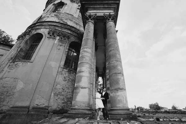 Jonggehuwden door het oude paleis — Stockfoto