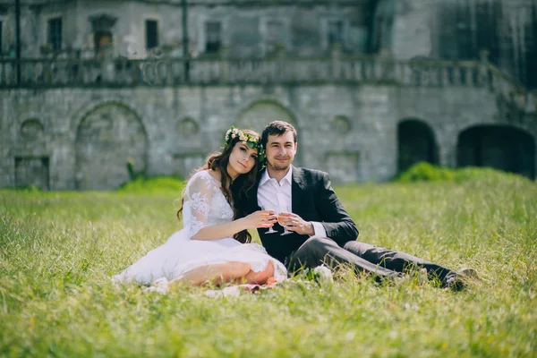 Paar feiert am alten Schloss — Stockfoto