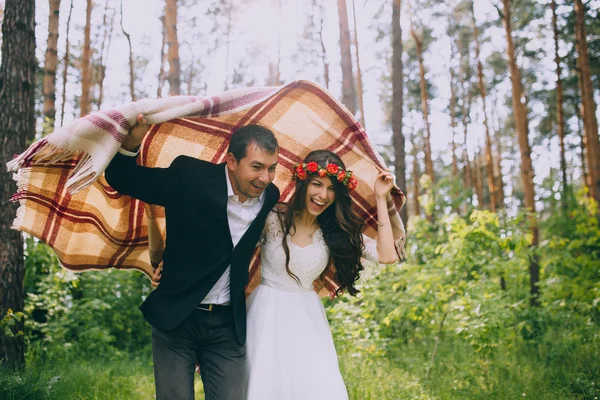 Recém-casados se divertindo na floresta — Fotografia de Stock