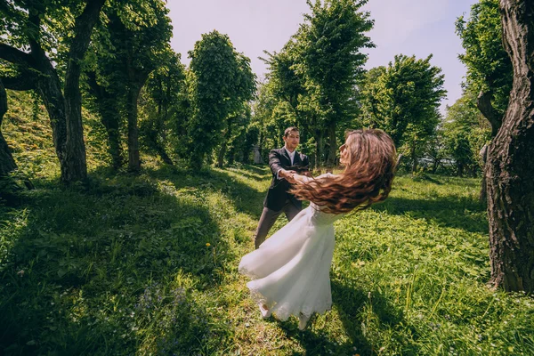 Recém-casados se divertindo — Fotografia de Stock