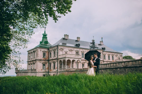 Brautpaar am alten Schloss — Stockfoto