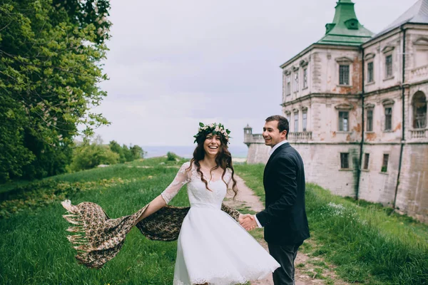 Newlyweds by the old castle — Stock Photo, Image