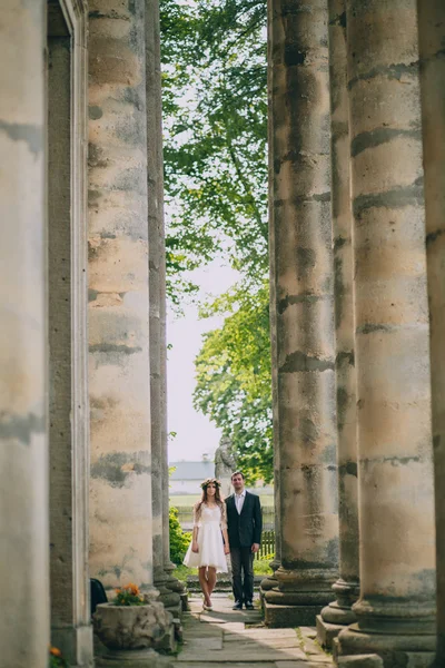 Recién casados en el antiguo palacio — Foto de Stock