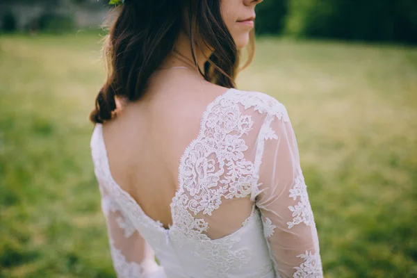 Mariée élégante sur une promenade — Photo