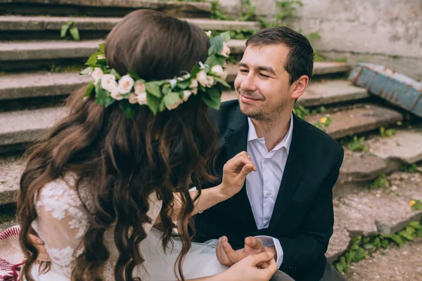 Nygifta sitter för trappan av gamla slottet — Stockfoto