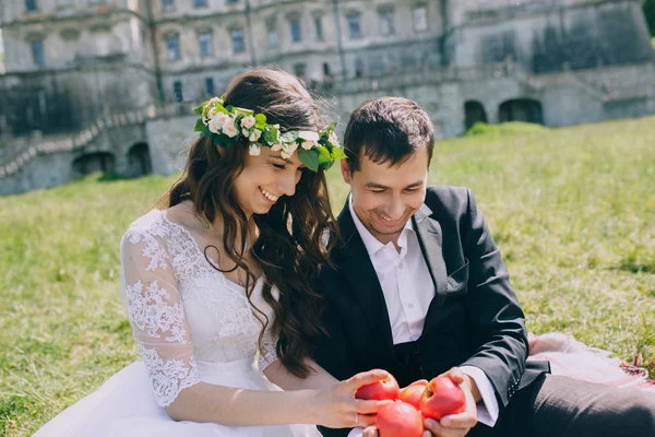 Pareja celebrando por viejo castillo — Foto de Stock