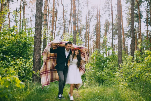 Recién casados divirtiéndose en el bosque —  Fotos de Stock