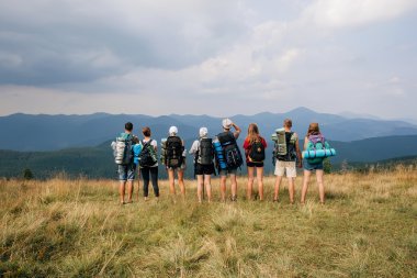 Dağlarda ayakta arkadaşlar