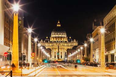 San Pietro Bazilikası'na gece görünümü